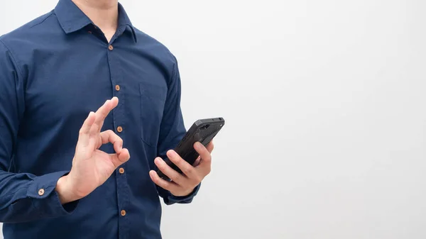 Cep telefonu tutan ekin vurucusu el hareketi tamam beyaz arkaplan kopyalama alanı