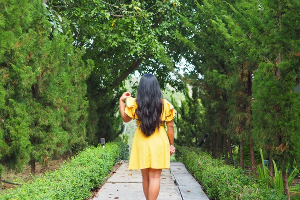 Traveler Woman Yellow Dress Forest Background — Stockfoto