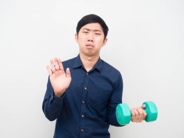 Elinde dambıl tutan adam çalışmak istemiyor.