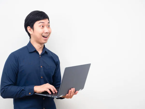 Man Holding Laptop Feeling Amazed Looking Copy Sapce — Zdjęcie stockowe