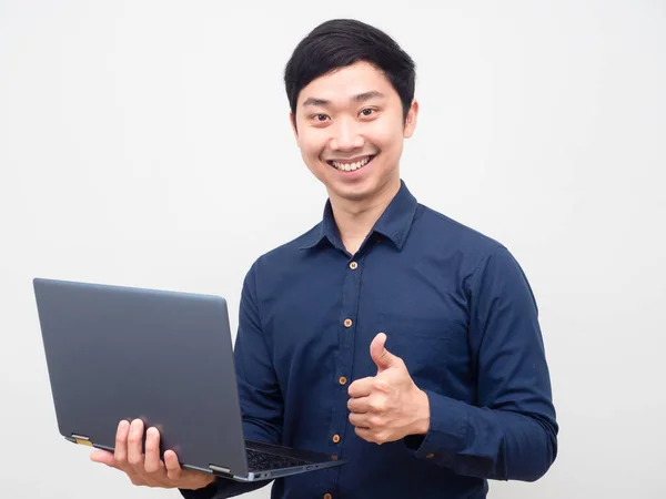 Portret Mężczyzna Trzyma Laptop Pokazać Kciuk Górę Szczęśliwy Uśmiech — Zdjęcie stockowe