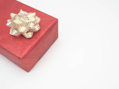 Beyaz arkaplan üzerindeki kırmızı hediye kutusunu kapat