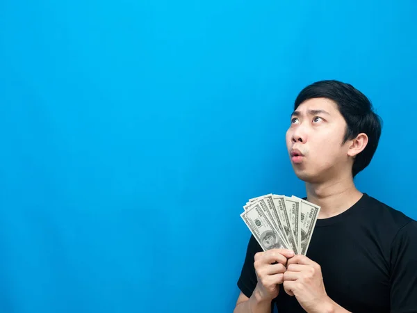 Чоловік Тримає Гроші Дивуючись Дивлячись Копію Простору Синього Фону — стокове фото