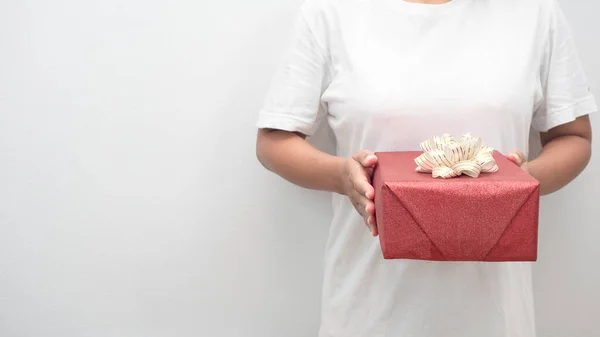 Жінка Тримає Подарункову Коробку Білий Фон — стокове фото