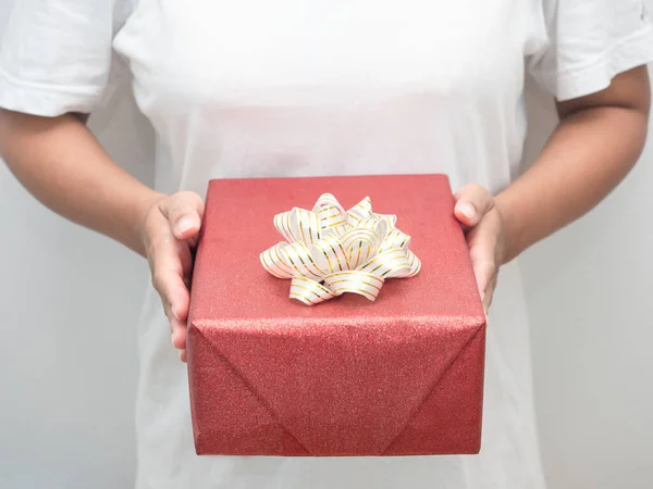 Cerca Mano Mujer Sosteniendo Caja Regalo Roja Whote Fondo —  Fotos de Stock