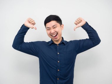 Asyalı adam gülümsüyor. Beyaz arka planda başparmak hareketi yapıyor.