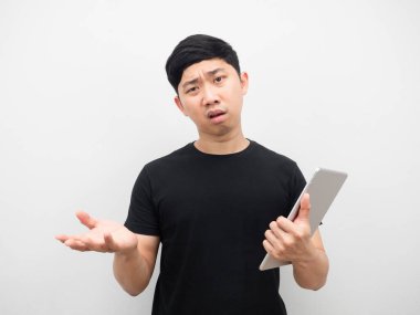 Elinde tablet tutan adam sinirli ve ciddi hissediyor.