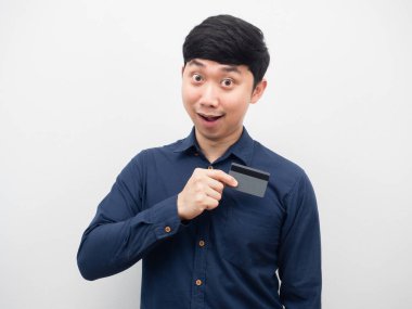 Adam duygusala bağladı gömleğin cebinden kredi kartını aldı.