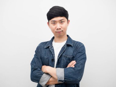 Erkek pantolonu, kendinden emin jest, çapraz kol beyaz arka plan