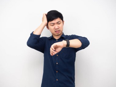 Gergin hisseden bir adam, geç saate bakma kavramını kafasına vurur.