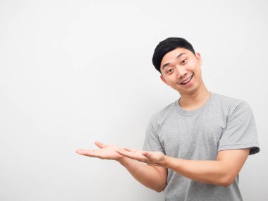 Genç adam boş el kopyalama alanı beyaz arkaplan göster