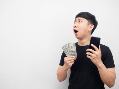 Adam heyecanlanıyor ve elinde cep telefonuyla fotokopi odasına bakıyor.