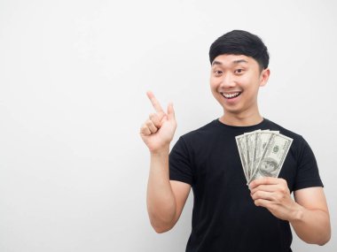 Mutlu adam parayı tutuyor ve kopyalama alanını işaret ediyor