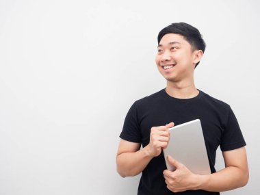 İnsan kutsal tablet mutlu duygu fotokopi alanına bakıyor