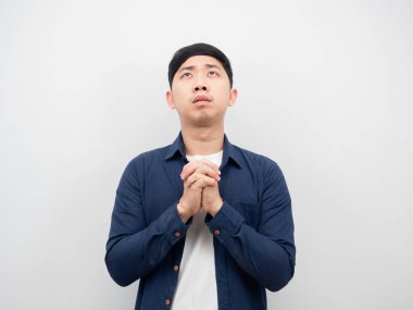 Barış için dua eden ve yukarı bakan bir adam