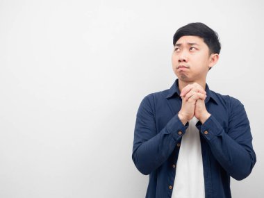 Asyalı adam isteğe saygı duyar ve kopyalama alanına bakar.