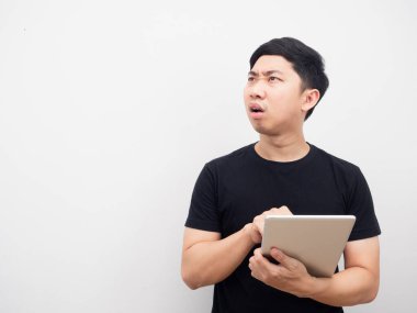 Tablet kullanan bir adam sıkılıyor ve kopyalama alanına bakıyor