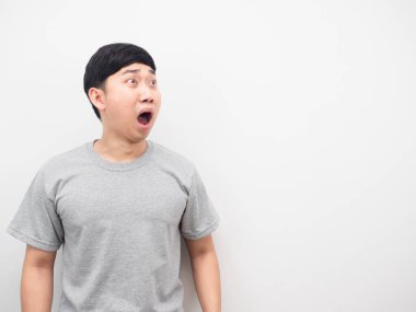 Adam şok olmuş hissediyor ve fotokopi alanına bakıyor.