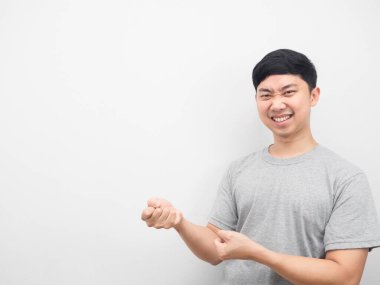 Genç adam gri gömlek jesti boş halat kopyalama alanını çek