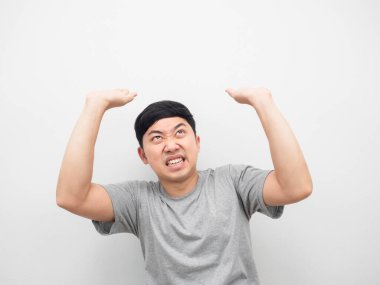 Gri gömlekli adam jesti ağır geliyor.