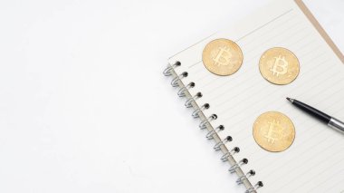 Boş sayfa defterine kalem iliştirilmiş Bitcoin masaüstü görünümü kopyalama alanı