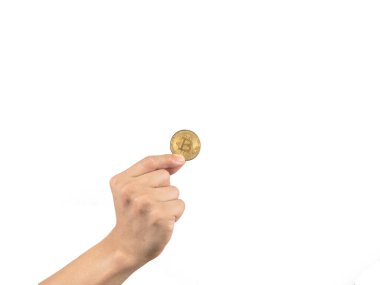 Altın Bitcoin 'i tutan parmak, izole edilmiş beyaz altın Bitcoin' i tutan el, dijital para.