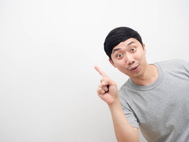 Gri gömlekli adam işaret parmağıyla fotokopi uzayı neşeli duygusunu gösteriyor.