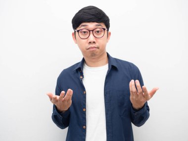 Gözlüklü bir adam sıkılmış beyaz arka plan