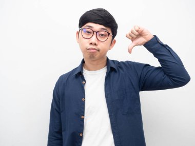 Gözlük takan bir adam duygularını bastırdı.