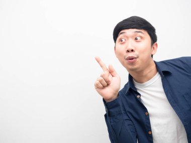 Portreci, fotokopi uzayındaki işaret parmağı için heyecanlı