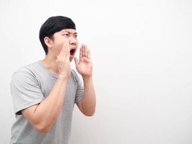 Asyalı adam taklidi yapıyor, ciddi bir yüz ifadesi takın.