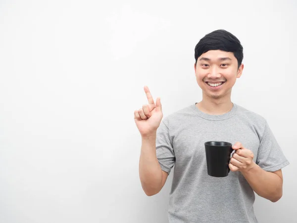 Hombre Sosteniendo Taza Café Con Sonrisa Dedo Espacio Copia — Foto de Stock
