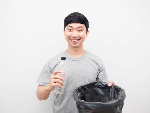 Азиатский Мужчина Улыбается Держа Руках Пластиковую Бутылку Мусор — стоковое фото