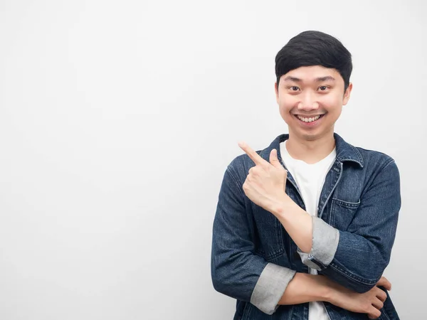 Azji Człowiek Dżinsy Koszula Uśmiech Gest Wskazując Palcem Przestrzeń Kopiowania — Zdjęcie stockowe