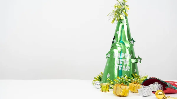 Vánoční Předměty Zeleným Kloboukem Šťastný Nový Rok Koncept Stole Bílé — Stock fotografie