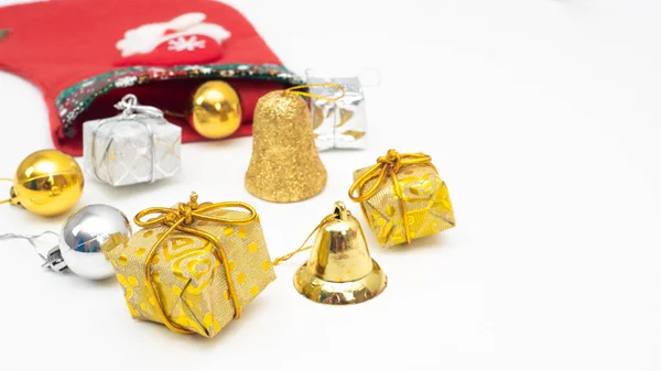 Close Vánoční Ozdoby Zlatá Stříbrná Barva Bílé Izolované Kopie Prostor — Stock fotografie