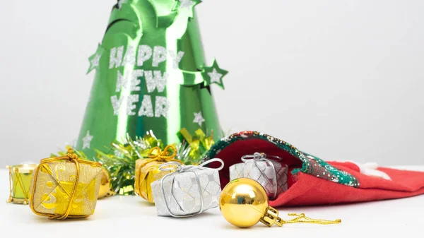 Zavřít Vánoční Předměty Zeleným Kloboukem Šťastný Nový Rok Koncept Stole — Stock fotografie
