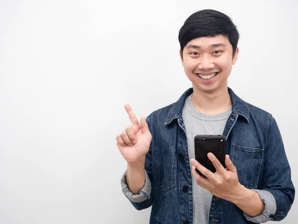 Cep telefonu tutan ve fotokopi çeken Asyalı adam kıyafeti.