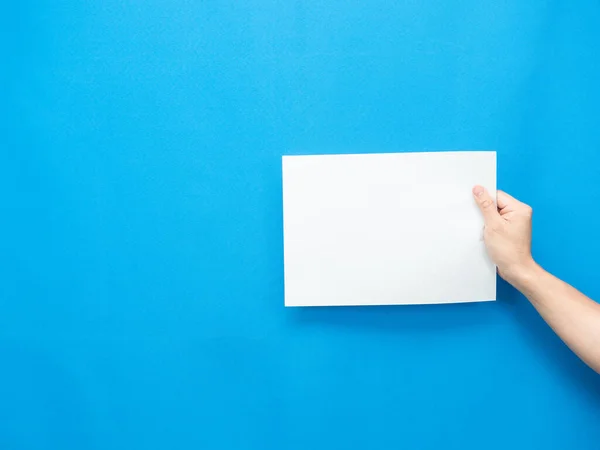 Man Hand Holding Empty Sheet Blue Background — Stockfoto