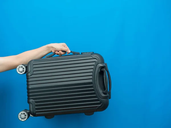 Man Handbagage Blauwe Achtergrond Vakantie Concept — Stockfoto