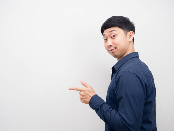 Мужчина улыбается назад и указывает пальцем на пространство для копирования