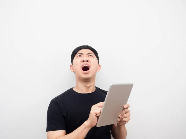 Man Using Tablet Feeling Shocked Looking Copy Space — Zdjęcie stockowe