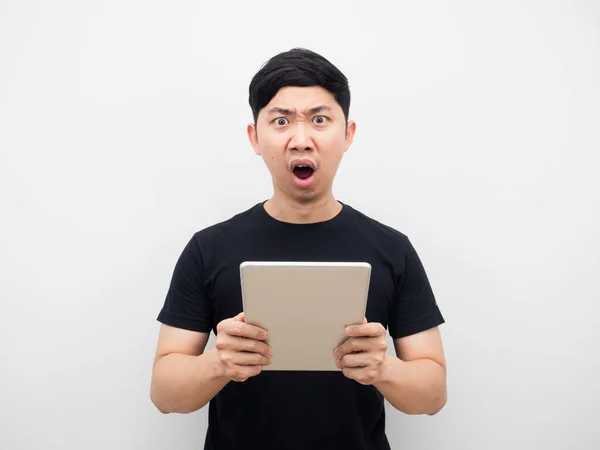 Man Holding Tablet Shocked Emotion White Background — Stock fotografie