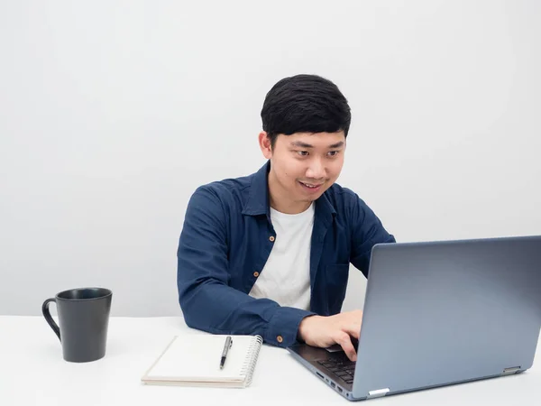 Asian Man Using Laptop Working Table — Stock fotografie