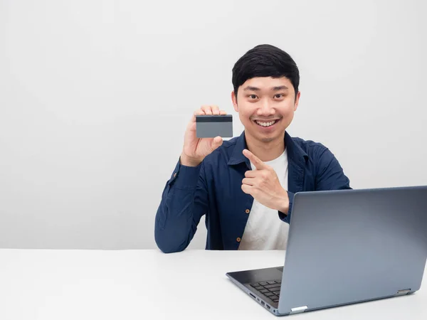 Asian Man Sit Laptop Table Point Finger Credit Card Hand — Stockfoto