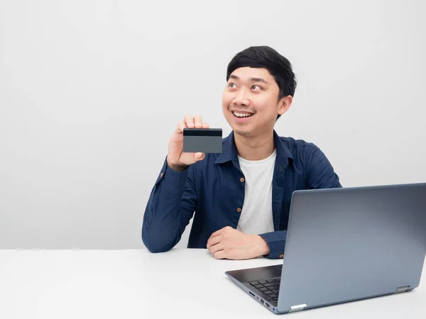 Man Smiling Holding Credit Card Looking Copy Space — Stock fotografie
