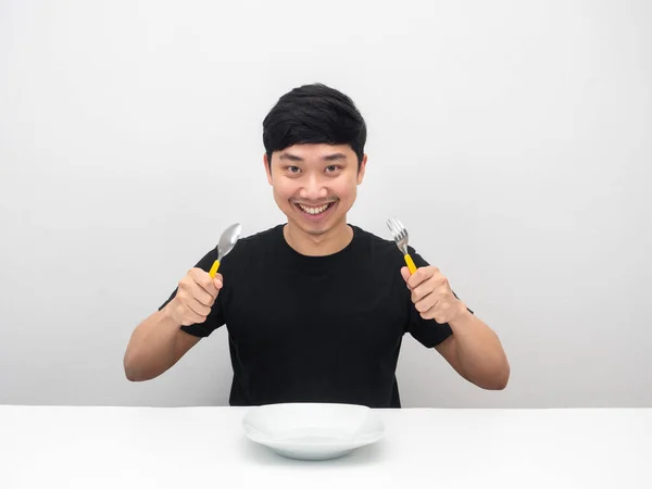 Asiático Hombre Sosteniendo Cubiertos Sonriendo Mesa Cena — Foto de Stock