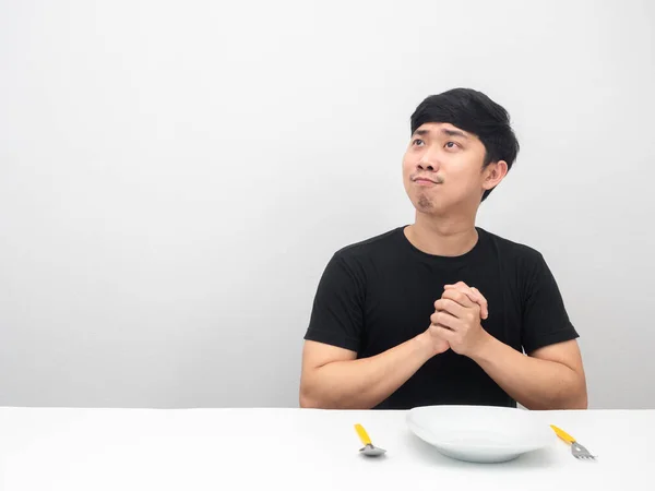 Hombre Sosteniendo Cubiertos Sentarse Mesa Sintiéndose Feliz Mirando Espacio Copia — Foto de Stock