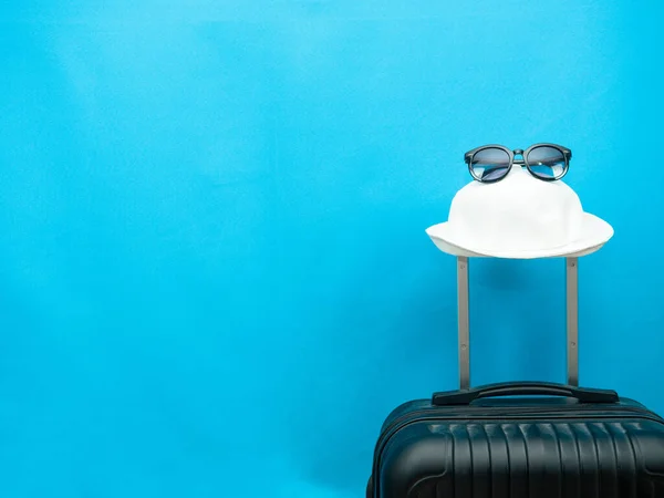 Sunglasses Hat Luggage Blue Background Copy Space — Foto Stock