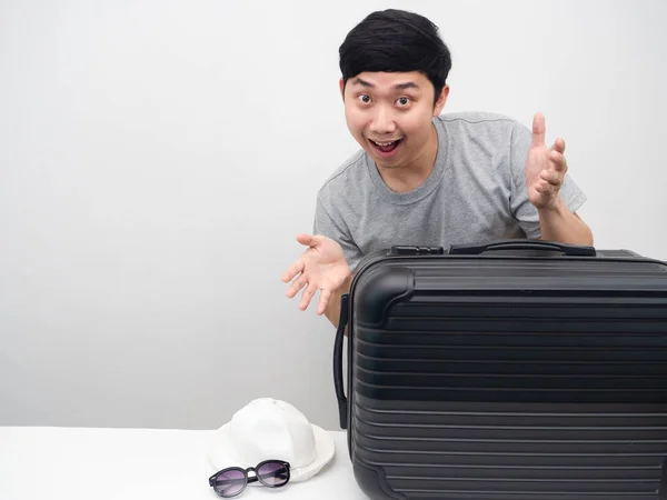 Asian Man Luggage Gesture Happy Holiday Copy Space — Foto Stock